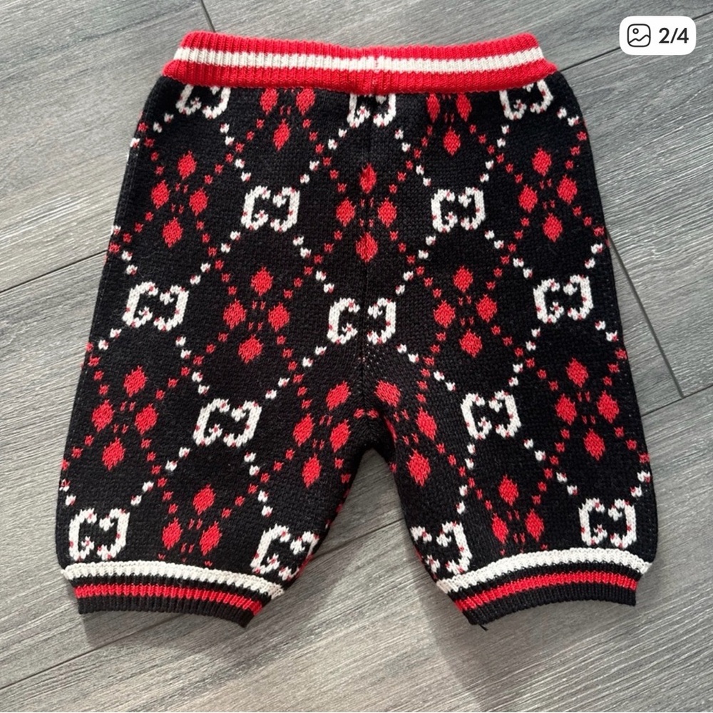 GUCCI White Top with Navy Blue and Red Patterned Knit Shorts & sandals - Picture 4 of 10